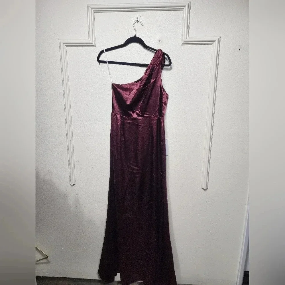 Lulu's On the Guest List Burgundy Satin One-Shoulder Maxi Dress M Wedding Party - Picture 6 of 13